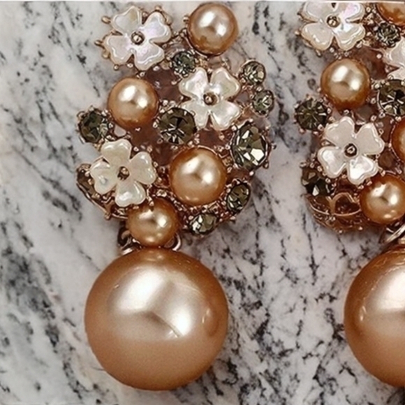 ANTHROPOLOGIE CRYSTAL PEARL DROP EARRINGS - Picture 3 of 5